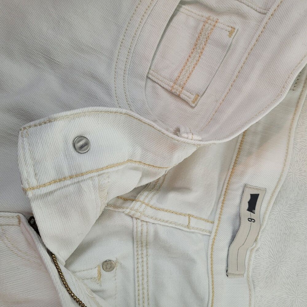 Levis Womens Sz 6 Off White Mid Rise Denim Bermuda Shorts Cuff Back Flap Pockets - Picture 7 of 10